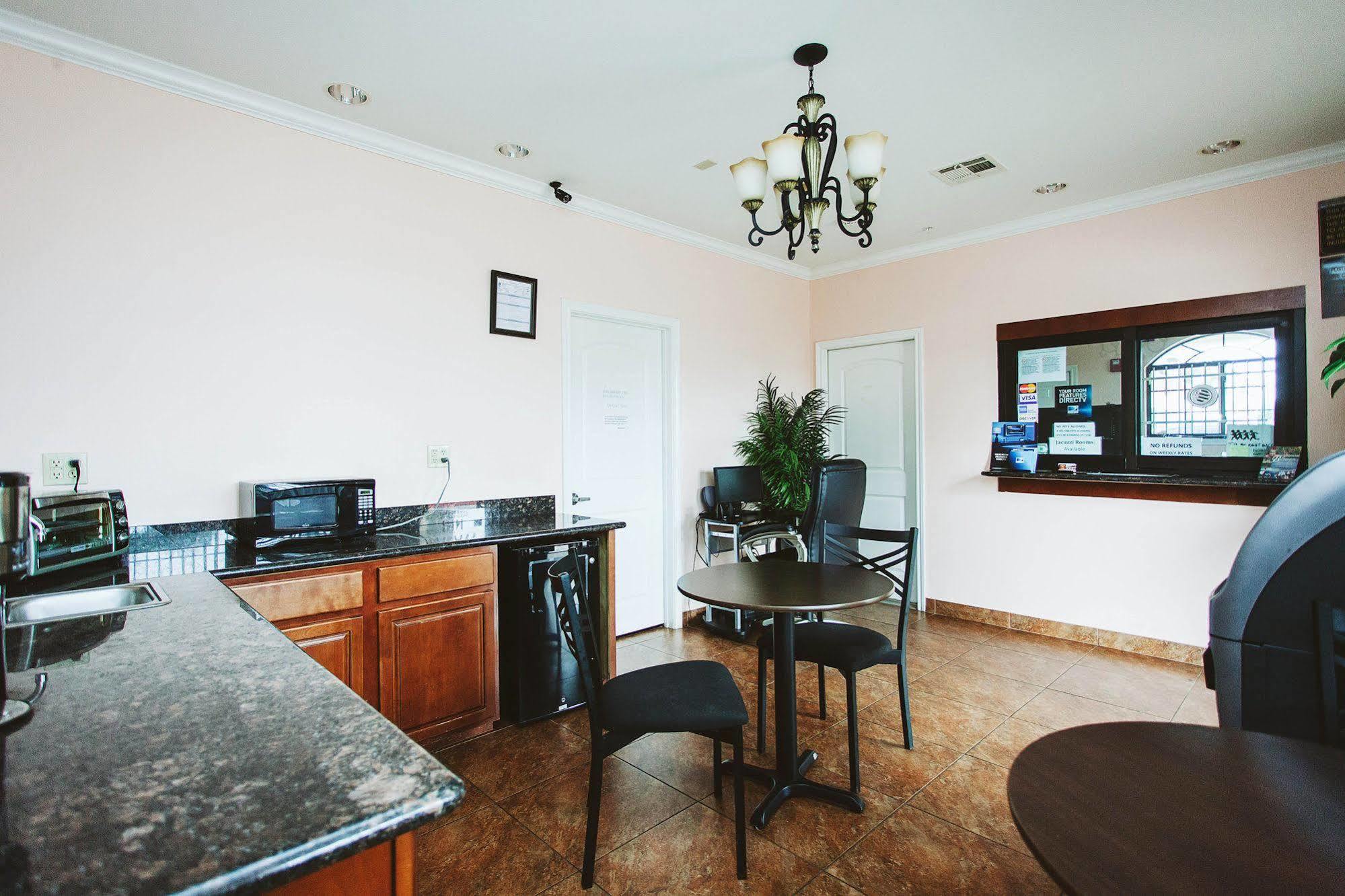 Palace - I-10 Motel 2*